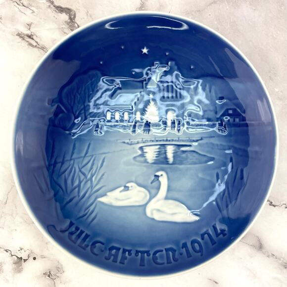 Bing & Grondahl Landsbyjul Swan Christmas in the Village Collector's Plate 9074 - Picture 2 of 10